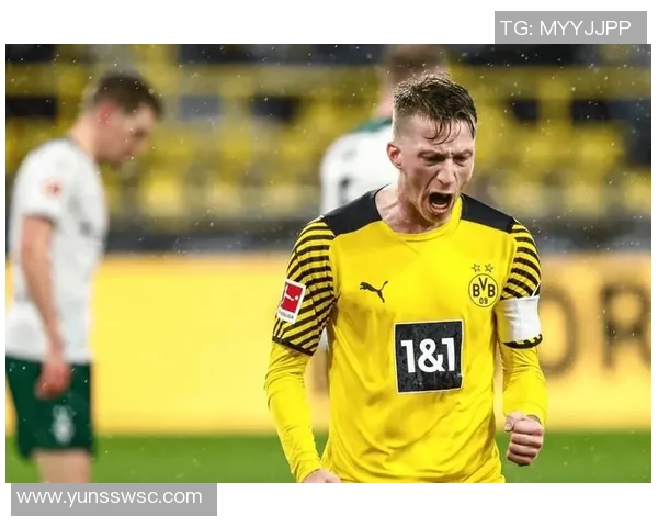 足球球星背吸球技巧解析：如何利用背部停球突破防守创造机会